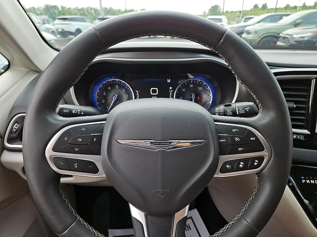 Chrysler Pacifica Touring L FWD 2023