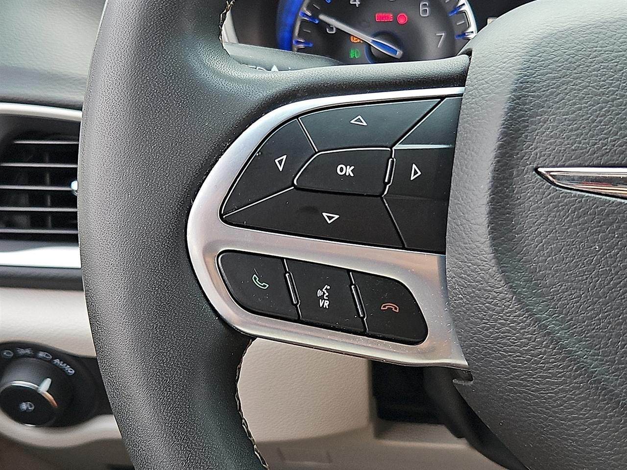 Chrysler Pacifica Touring L FWD 2023