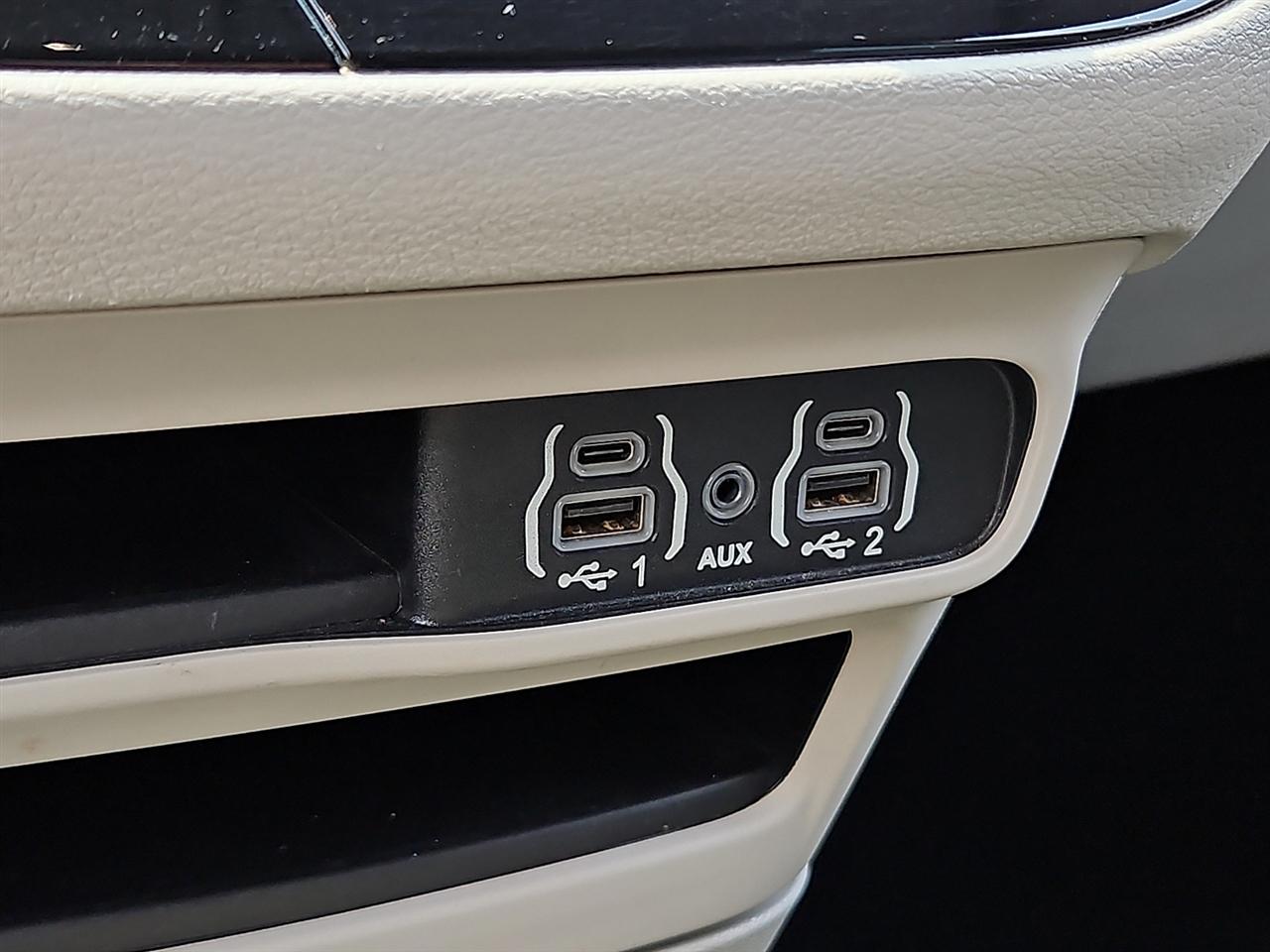 Chrysler Pacifica Touring L FWD 2023