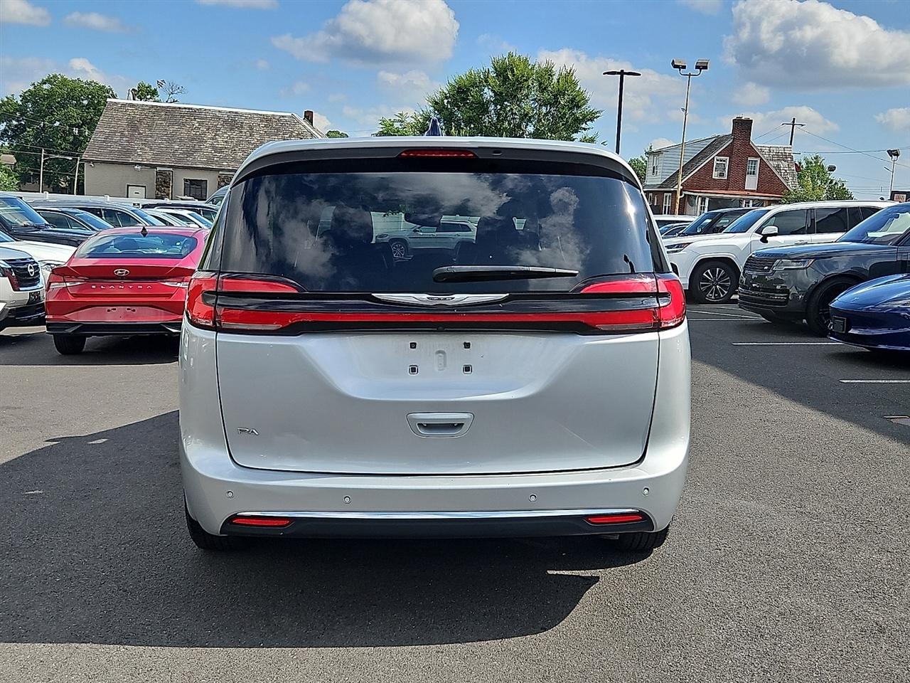 Chrysler Pacifica Touring L FWD 2024