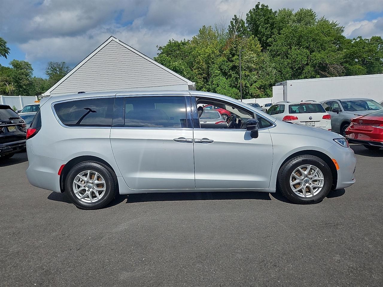 Chrysler Pacifica Touring L FWD 2024
