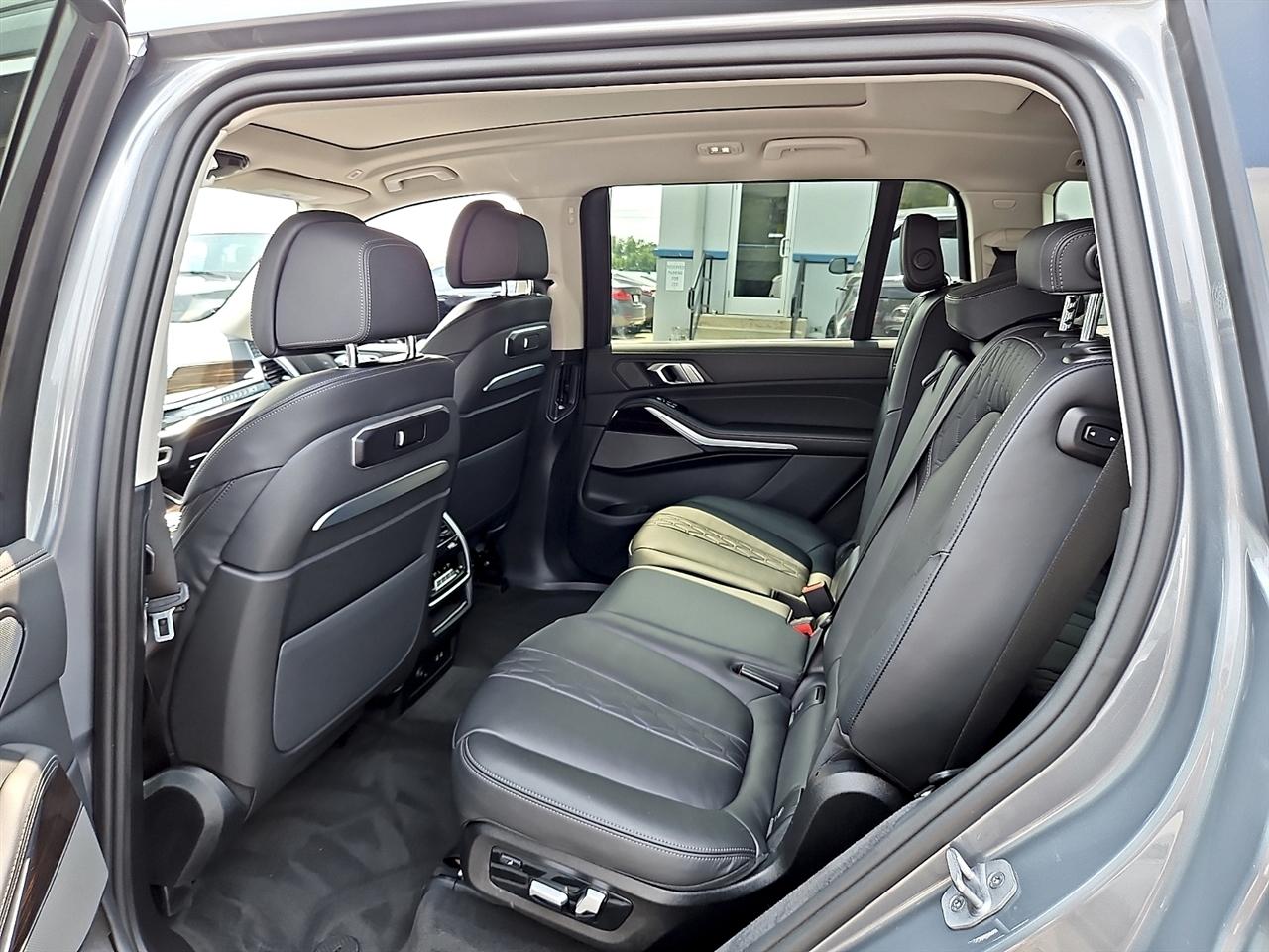 BMW X7 xDrive40i Sports Activity Vehicle 2025