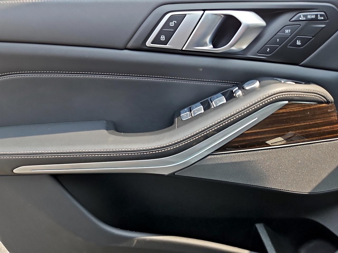 BMW X7 xDrive40i Sports Activity Vehicle 2025