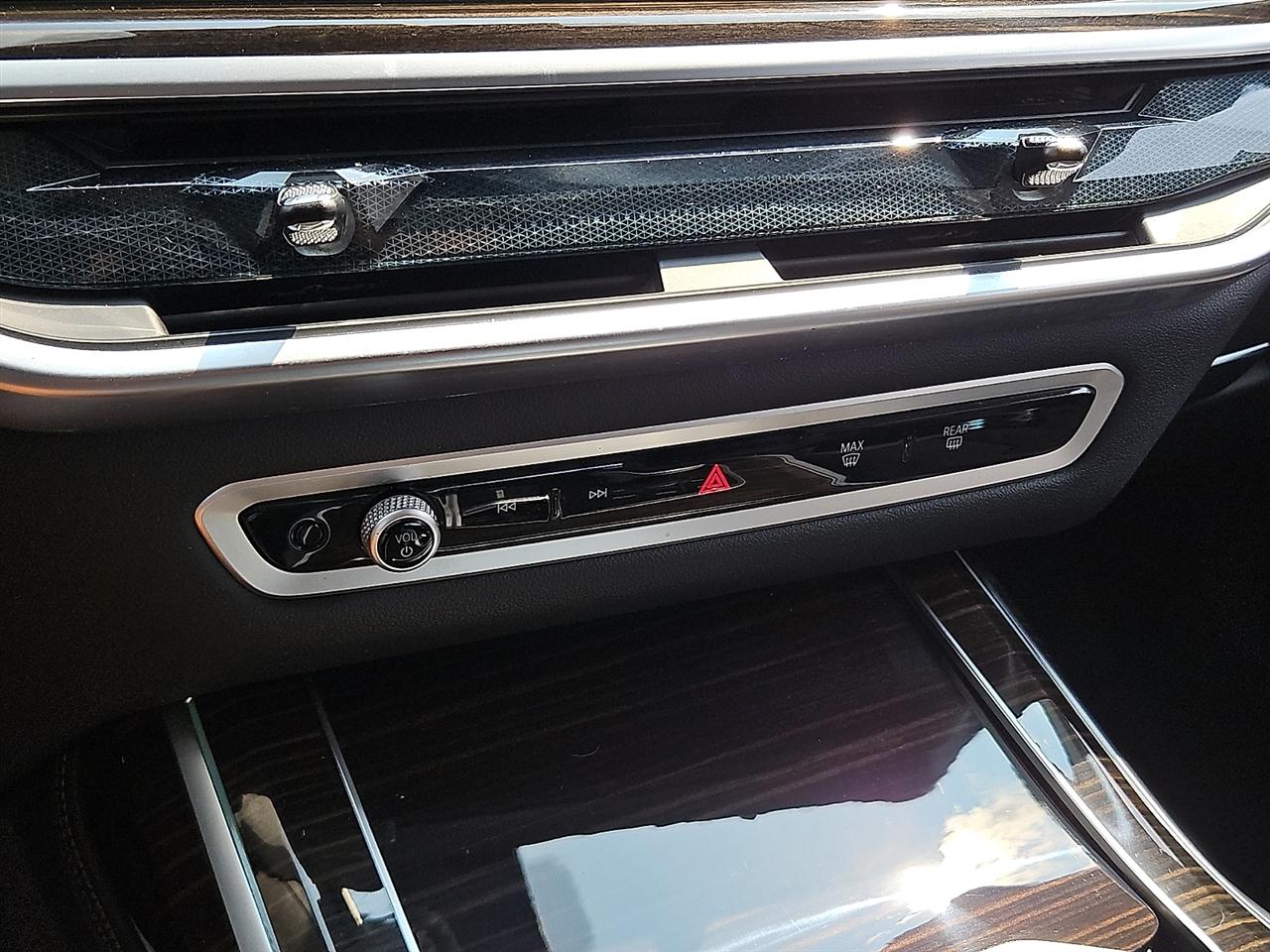 BMW X7 xDrive40i Sports Activity Vehicle 2025