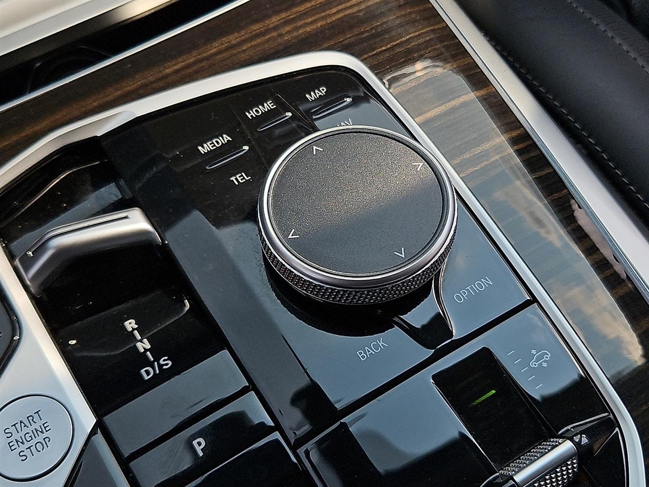 BMW X7 xDrive40i Sports Activity Vehicle 2025