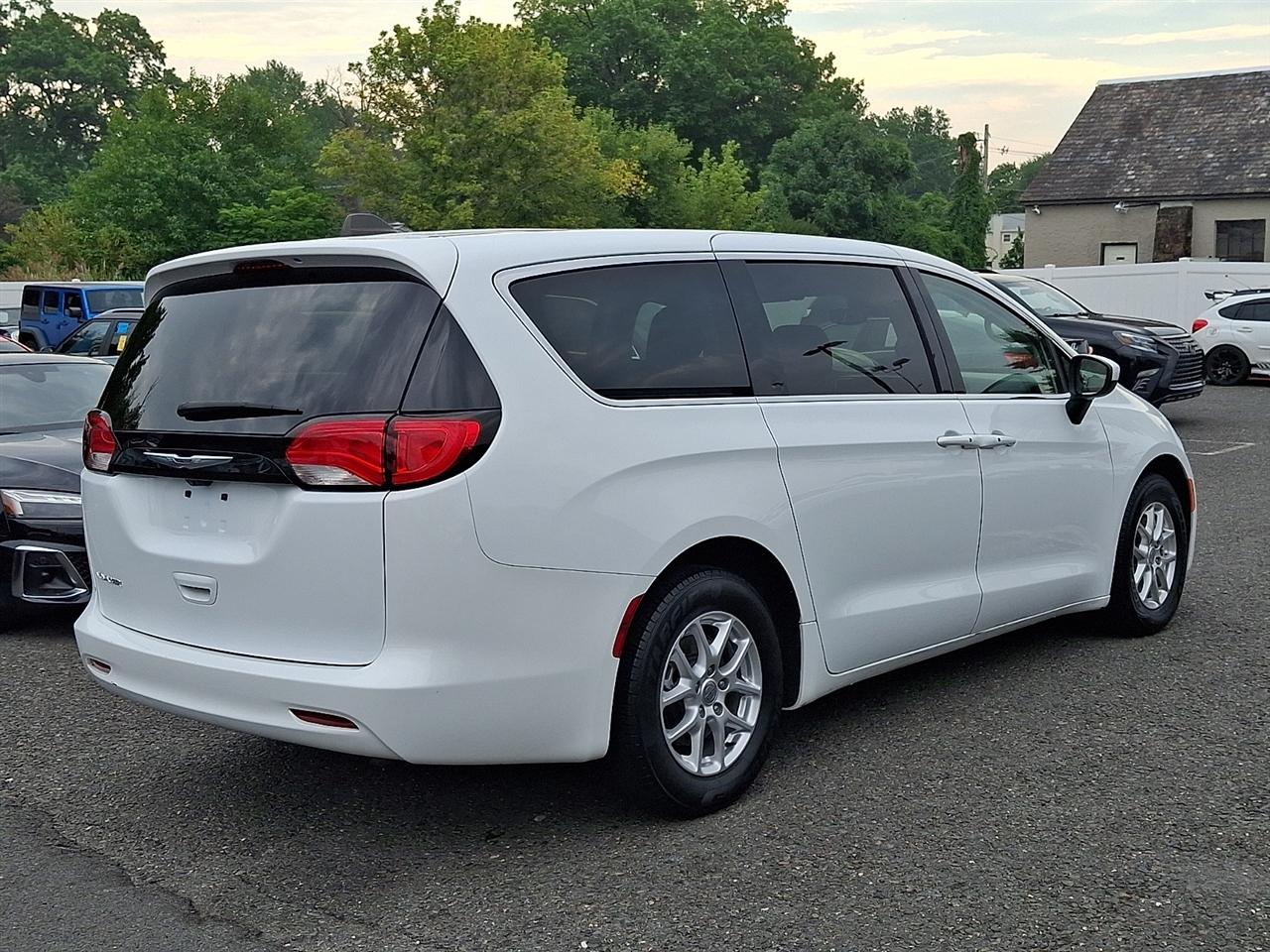 Chrysler Voyager LX FWD 2023