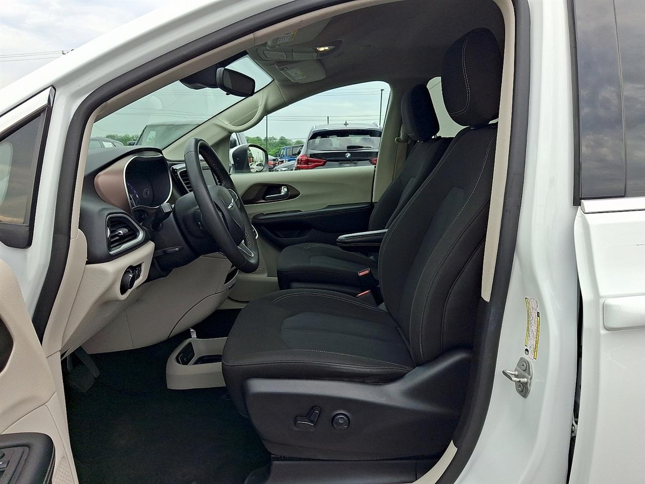 Chrysler Voyager LX FWD 2023