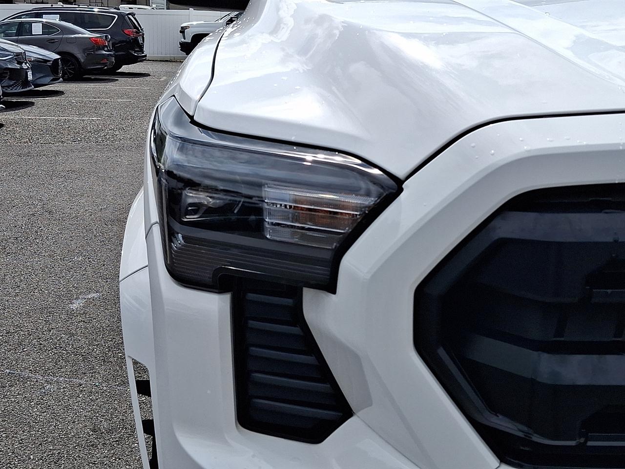 Toyota Tacoma 2WD SR XtraCab 6' Bed AT (Natl) 2024