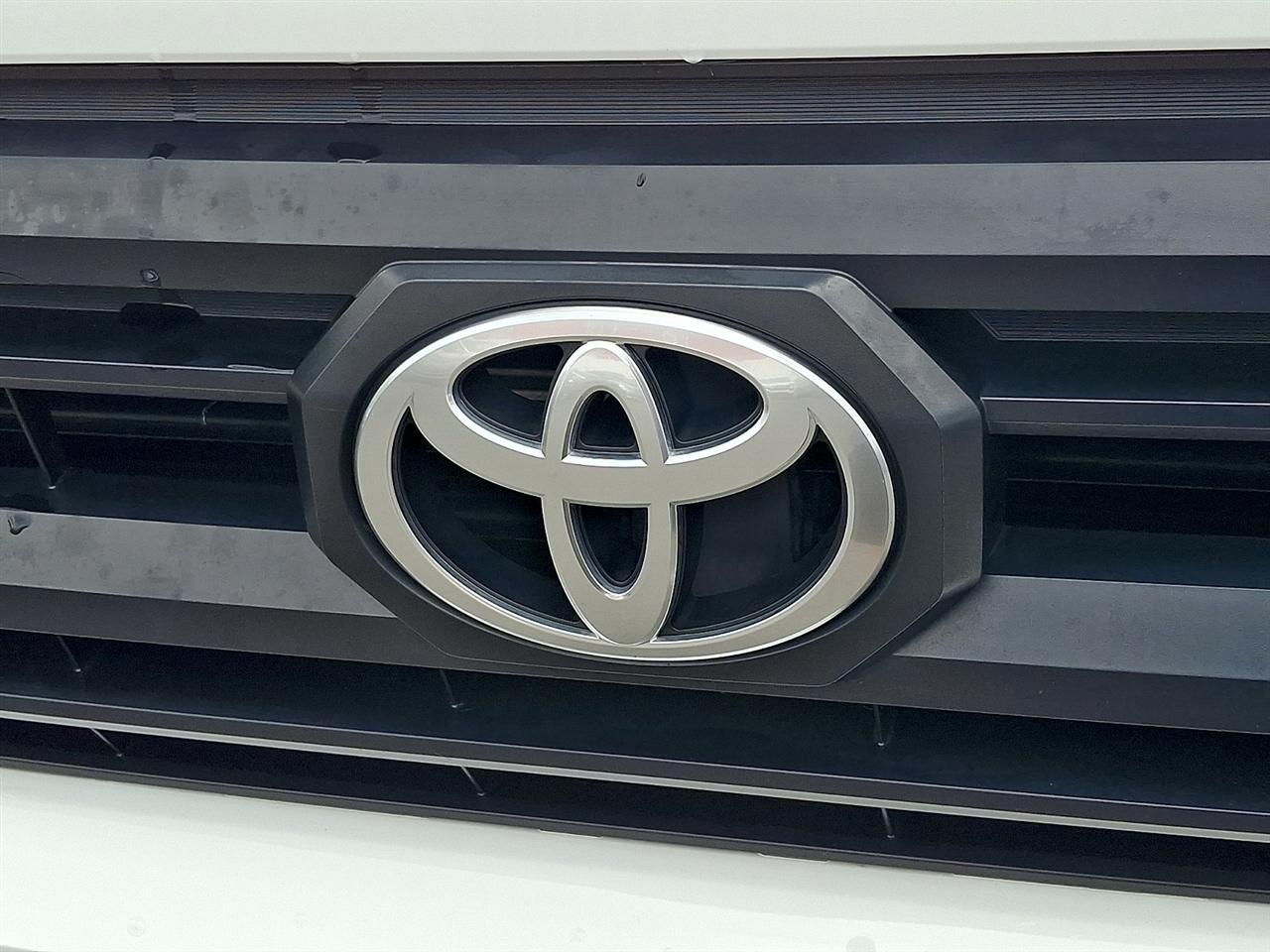 Toyota Tacoma 2WD SR XtraCab 6' Bed AT (Natl) 2024