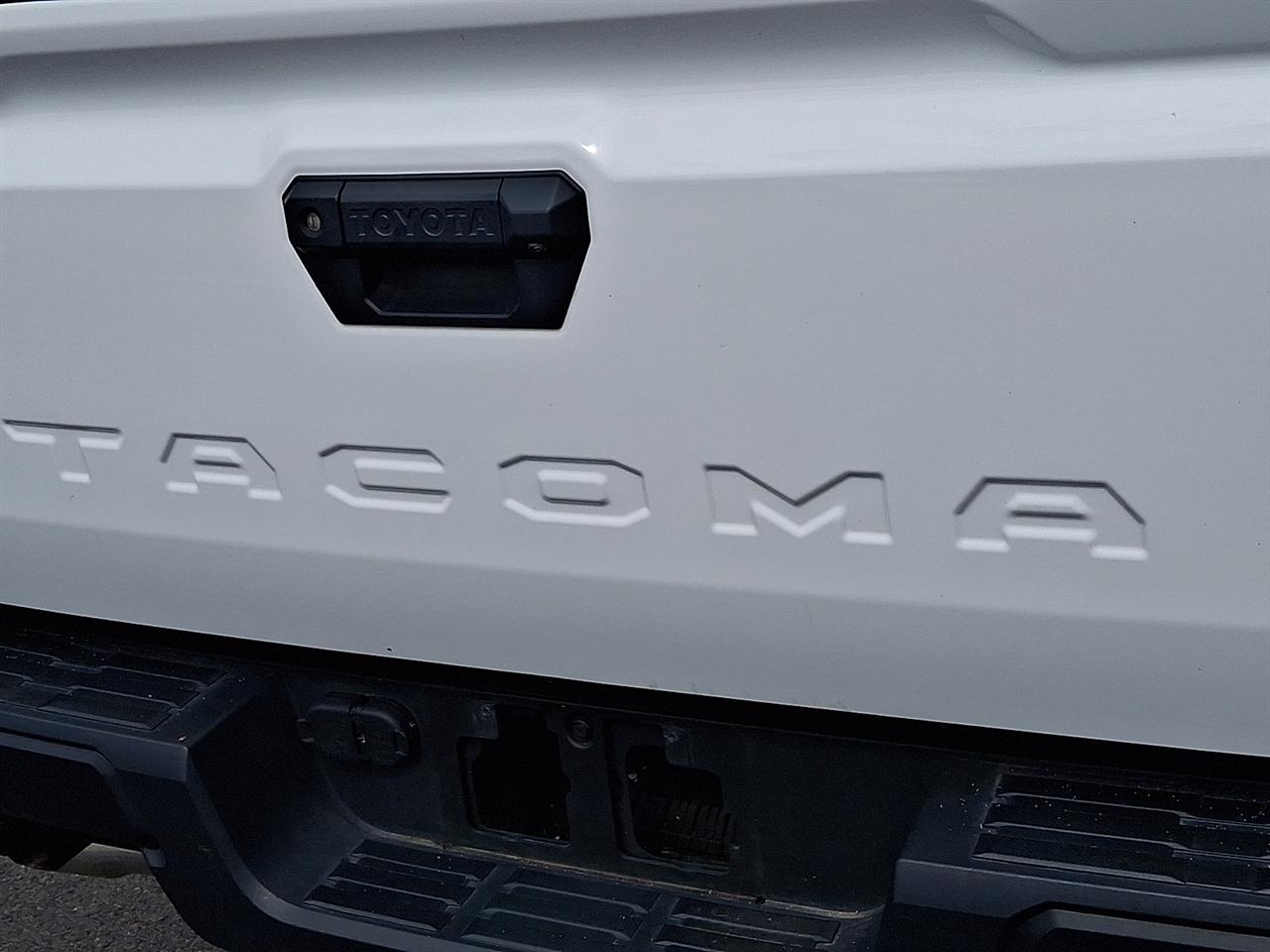 Toyota Tacoma 2WD SR XtraCab 6' Bed AT (Natl) 2024