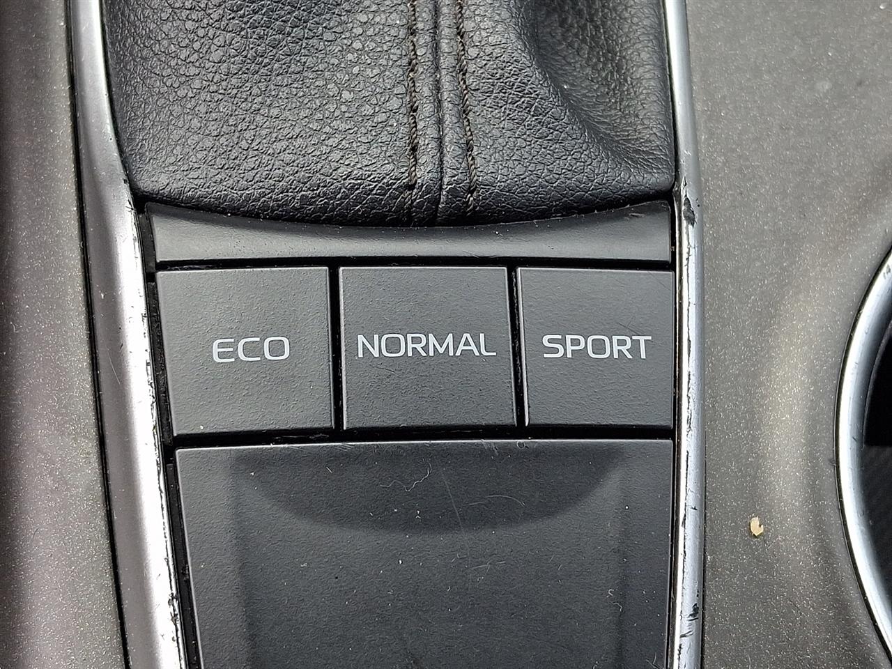 Toyota Camry LE Auto (Natl) 2022