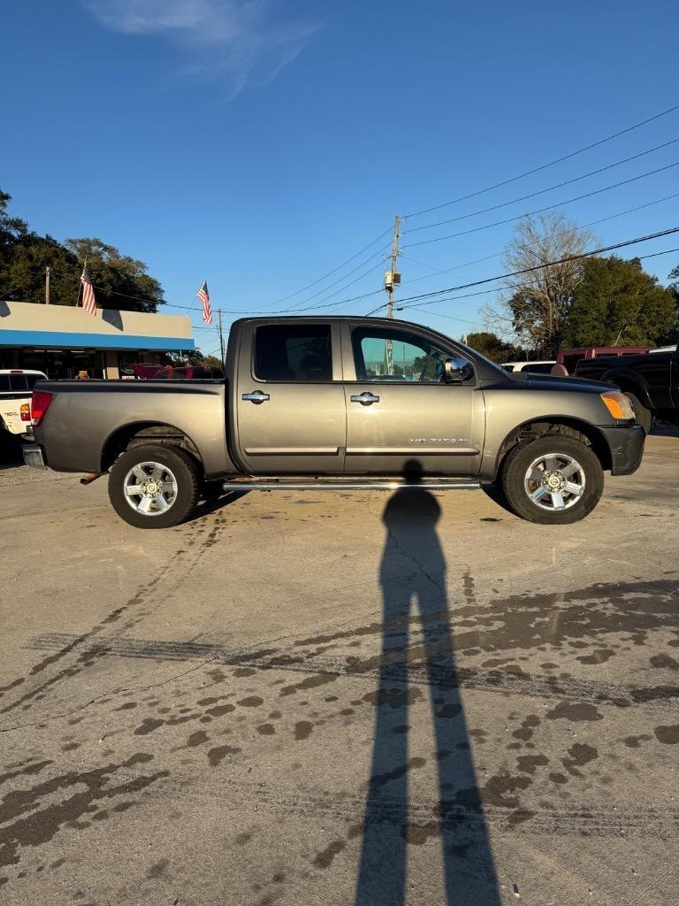 Nissan Titan SV Crew Cab 4WD 2011