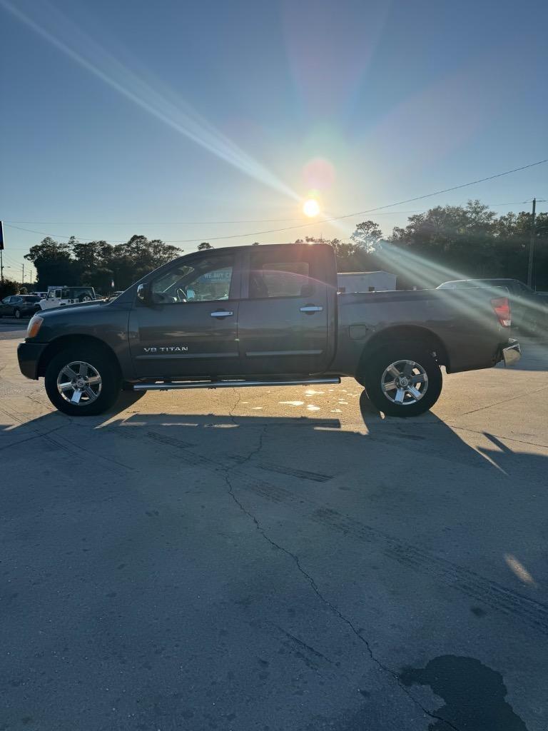 Nissan Titan SV Crew Cab 4WD 2011