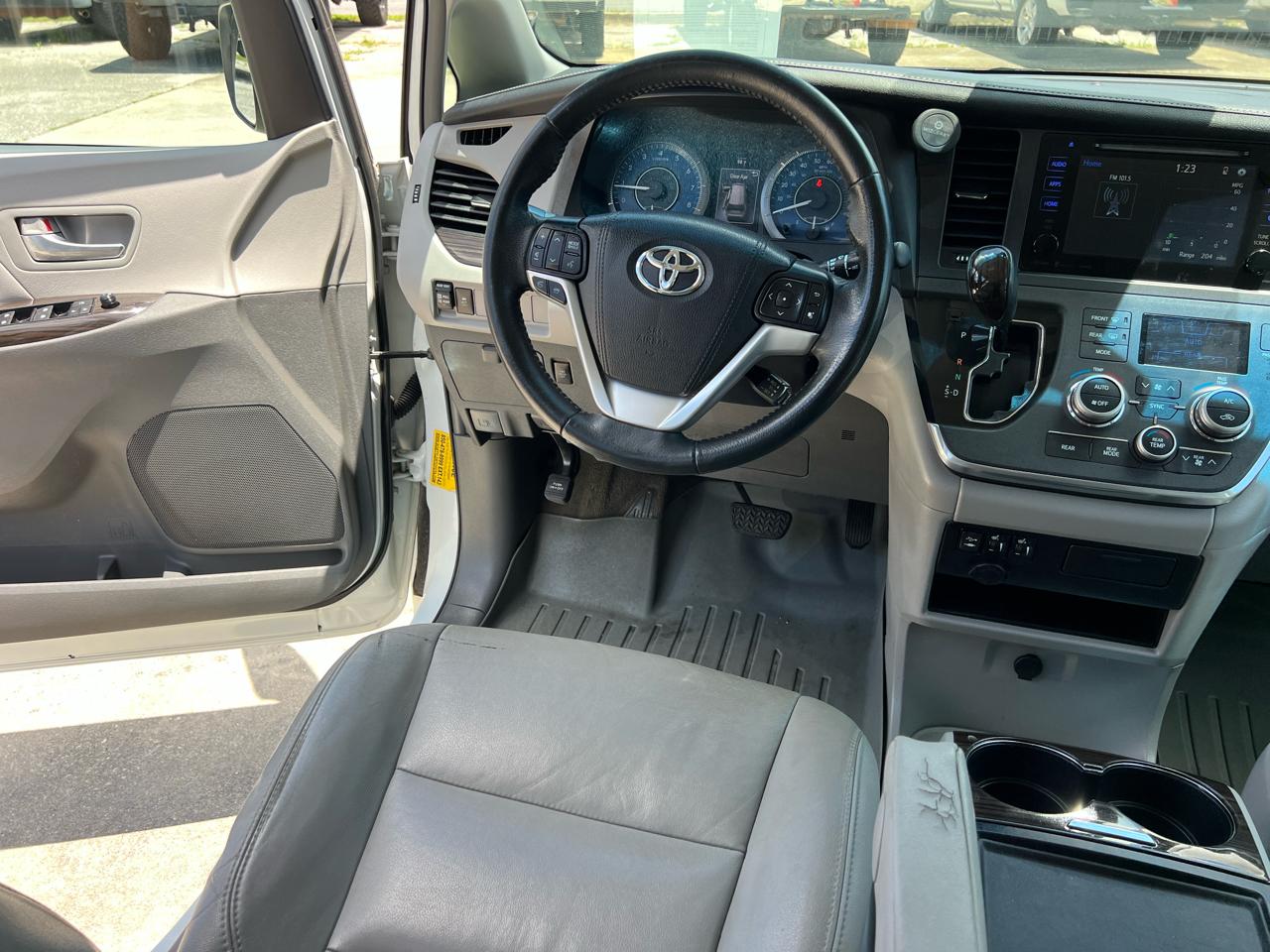Toyota Sienna Limited Premium 7-Passenger 2017