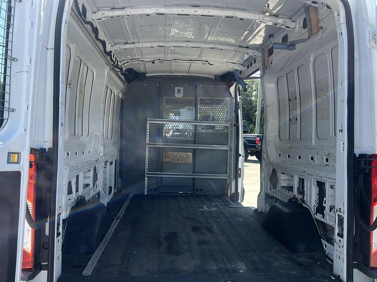 Ford Transit 250 Van Med. Roof w/Sliding Pass. 148-in. WB 2015