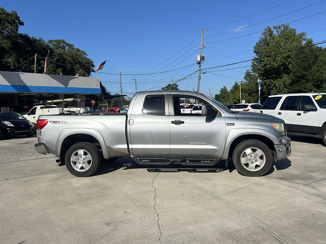 Toyota Tundra SR5 5.7L Double Cab 2WD 2011
