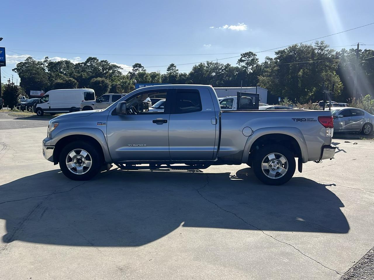 Toyota Tundra SR5 5.7L Double Cab 2WD 2011