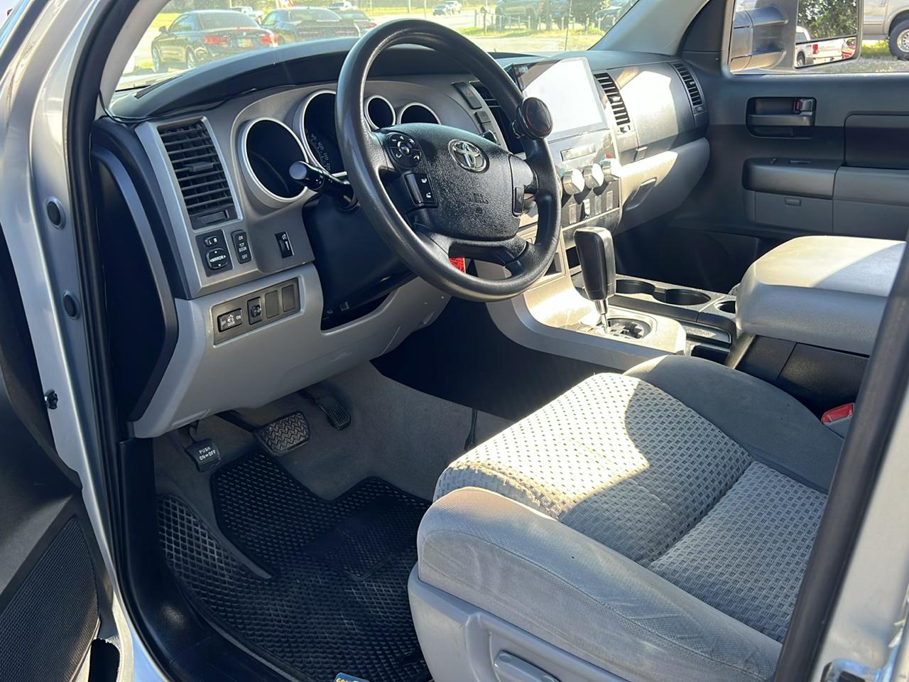 Toyota Tundra SR5 5.7L Double Cab 2WD 2011