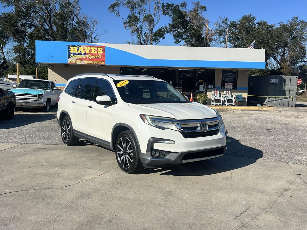 Honda Pilot Touring w/Rear Captain's Chairs 2019