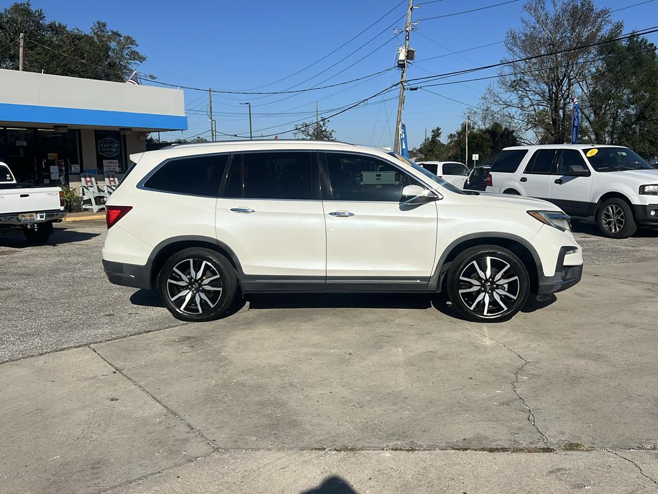 Honda Pilot Touring w/Rear Captain's Chairs 2019