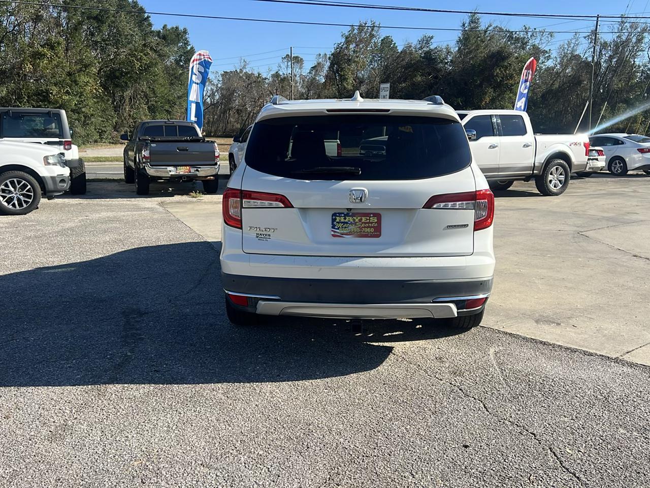 Honda Pilot Touring w/Rear Captain's Chairs 2019