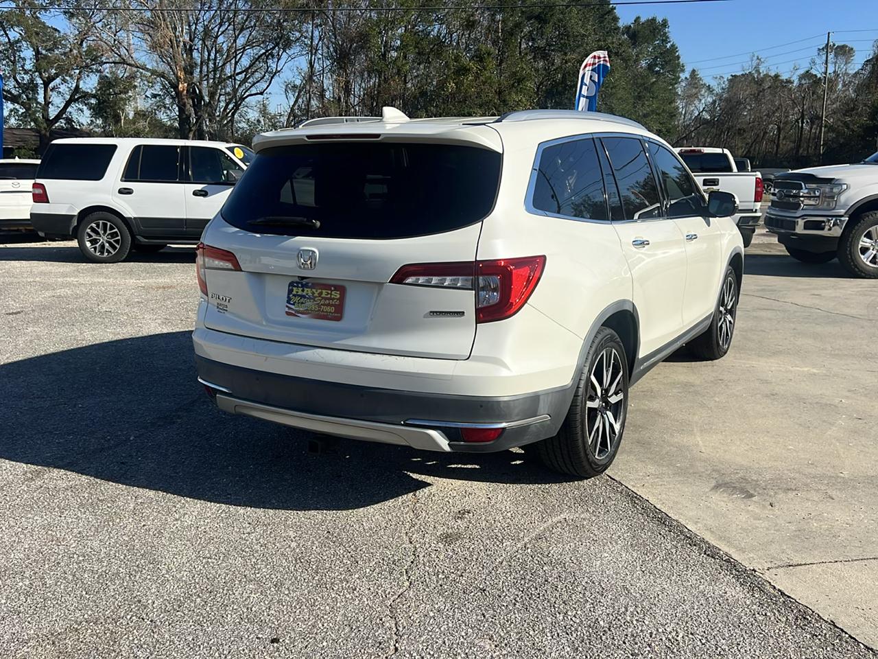 Honda Pilot Touring w/Rear Captain's Chairs 2019