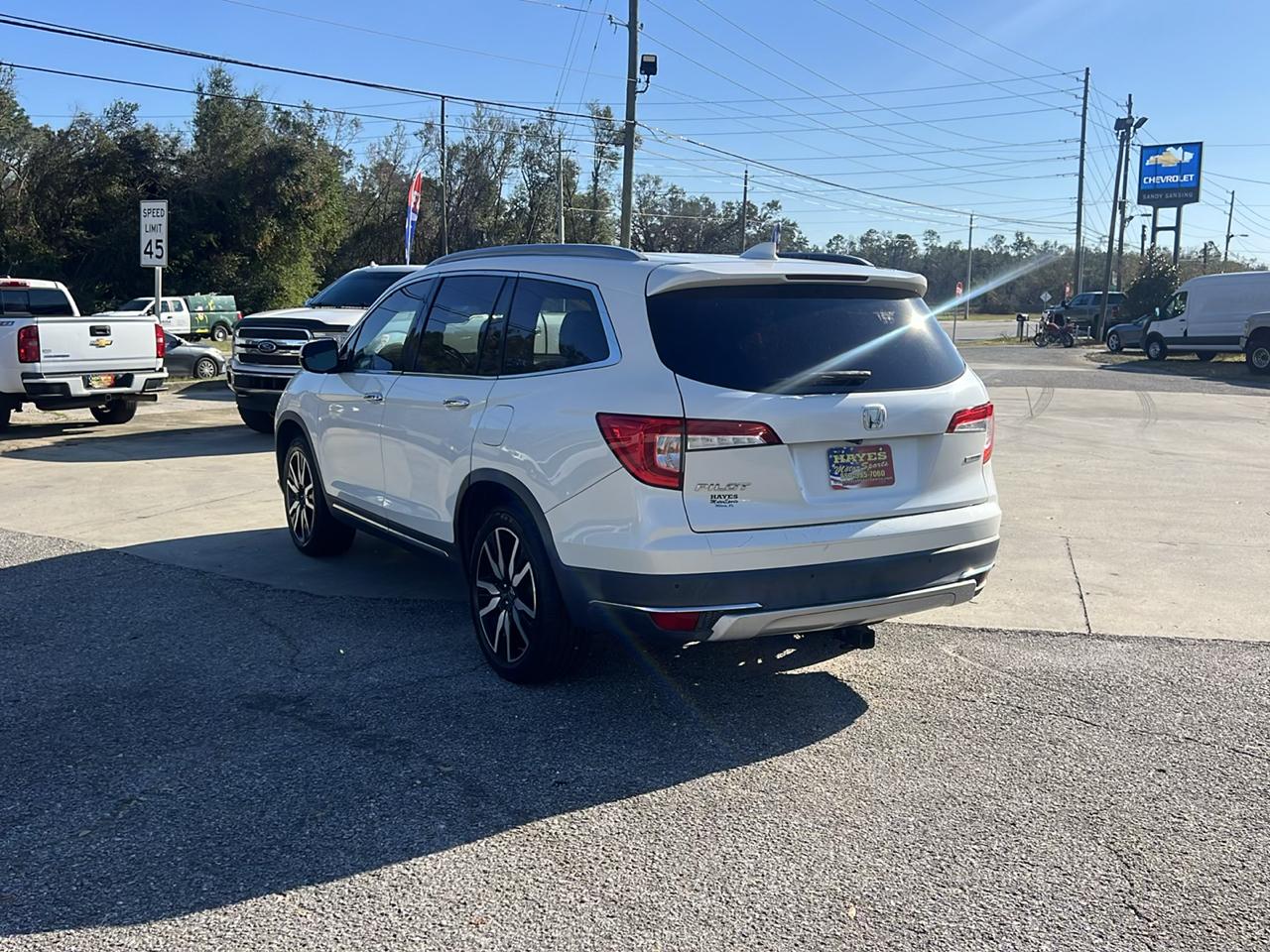 Honda Pilot Touring w/Rear Captain's Chairs 2019