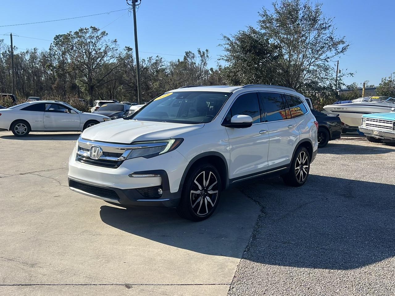 Honda Pilot Touring w/Rear Captain's Chairs 2019