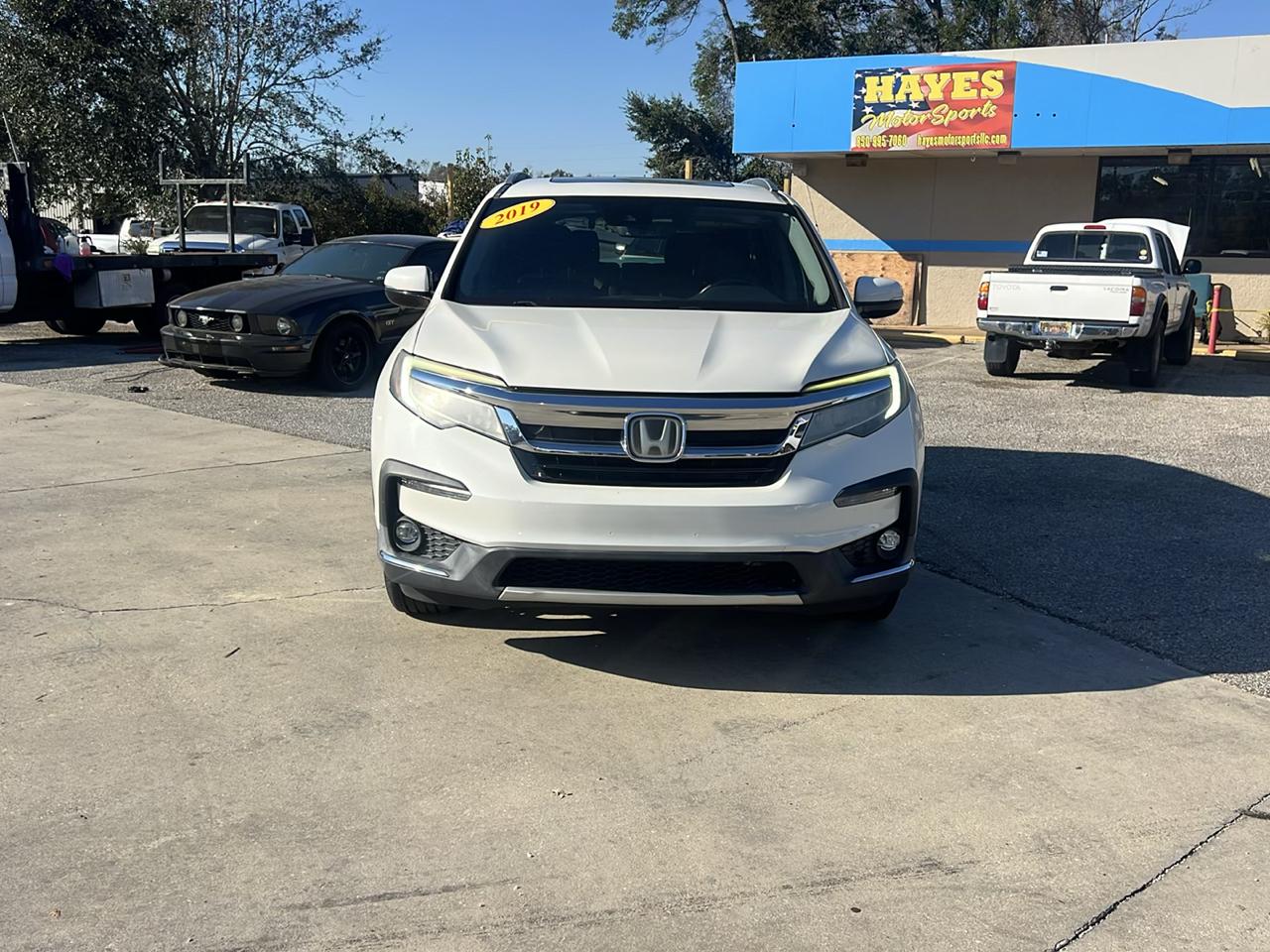 Honda Pilot Touring w/Rear Captain's Chairs 2019