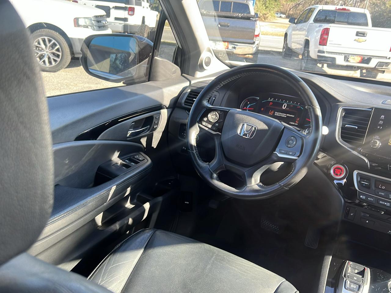 Honda Pilot Touring w/Rear Captain's Chairs 2019