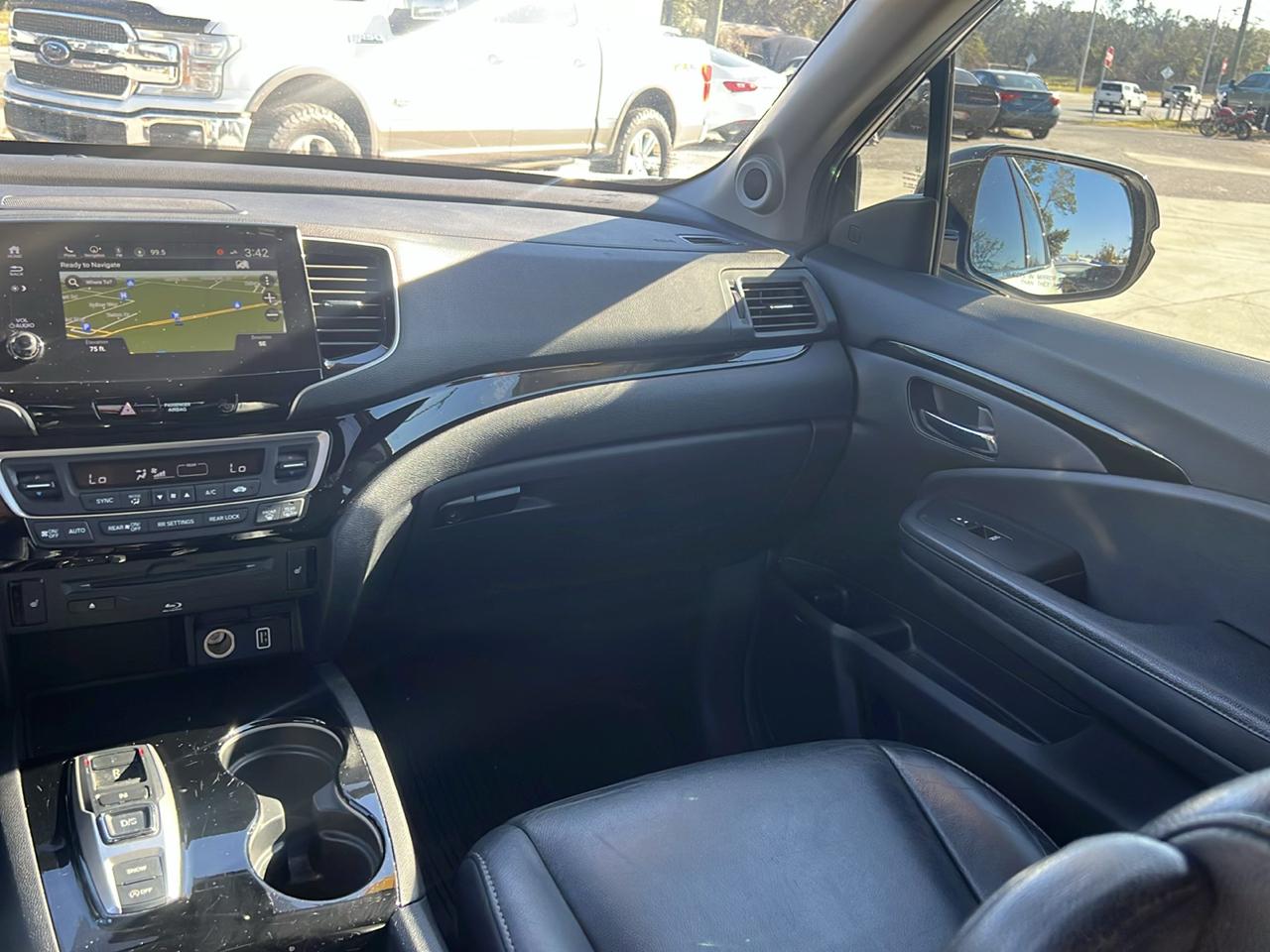 Honda Pilot Touring w/Rear Captain's Chairs 2019