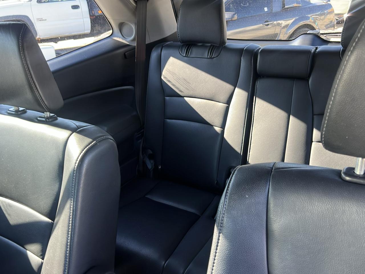 Honda Pilot Touring w/Rear Captain's Chairs 2019