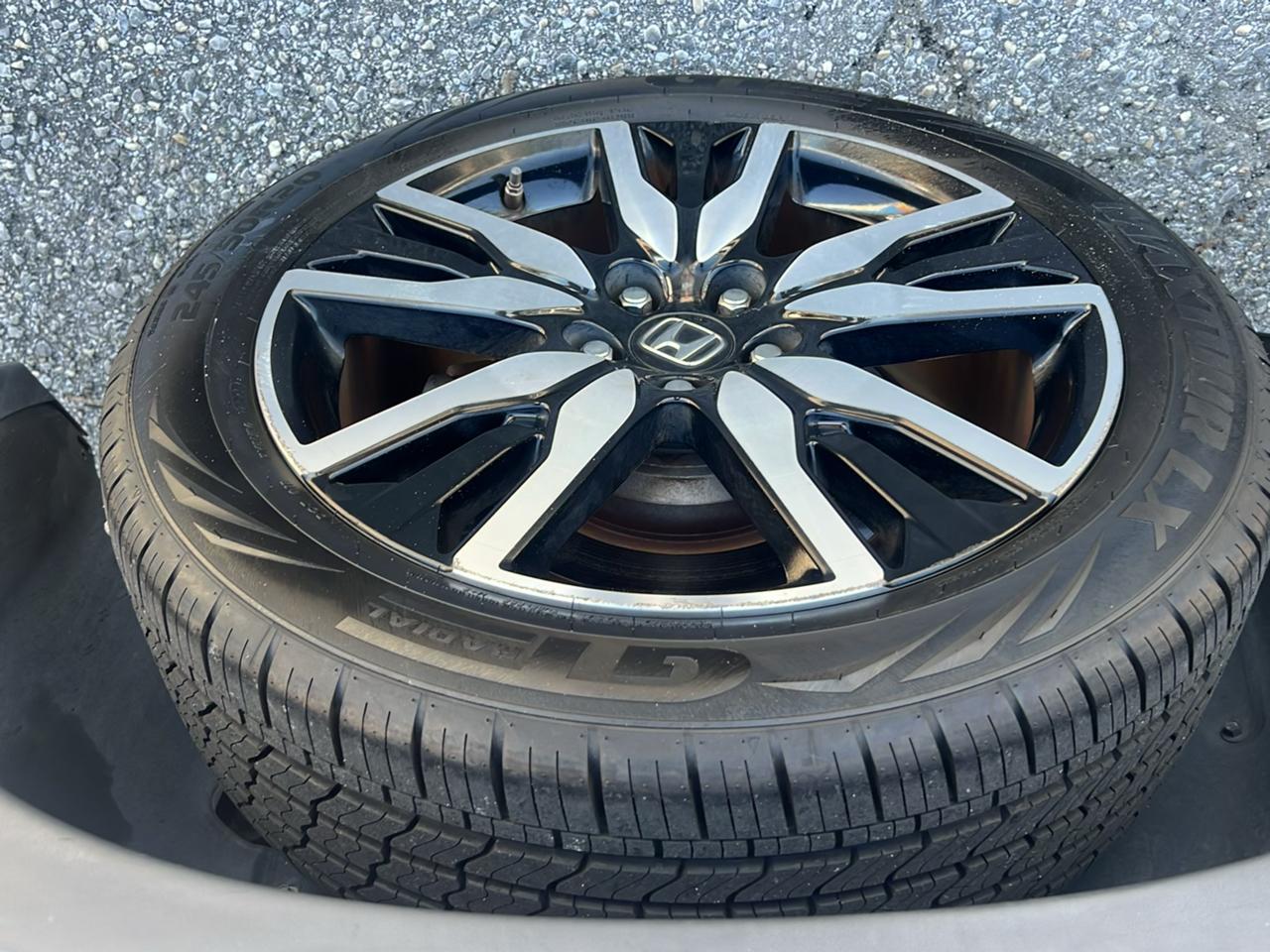 Honda Pilot Touring w/Rear Captain's Chairs 2019