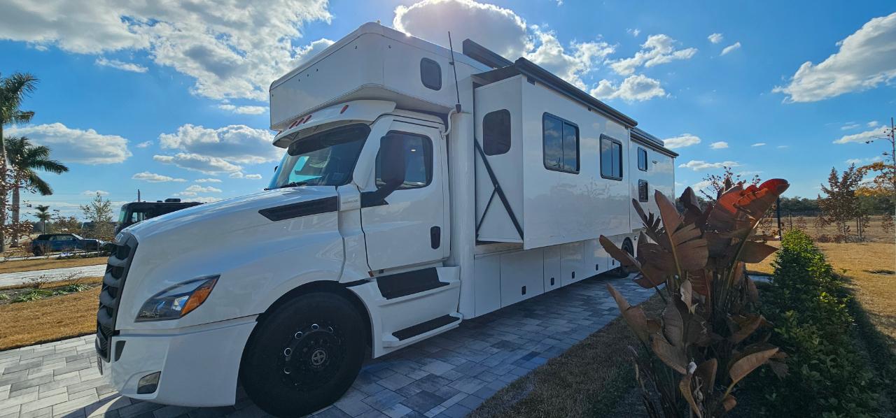 Show Hauler Moterhome  2023