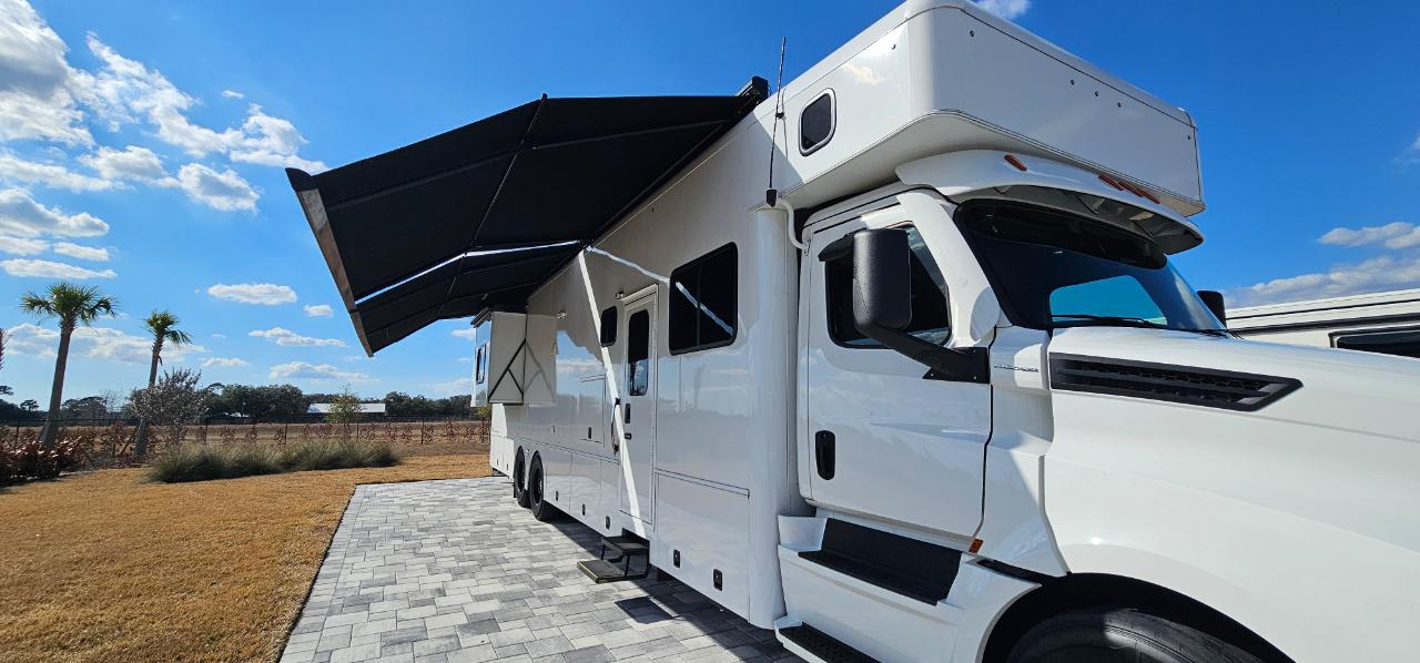 Show Hauler Moterhome  2023