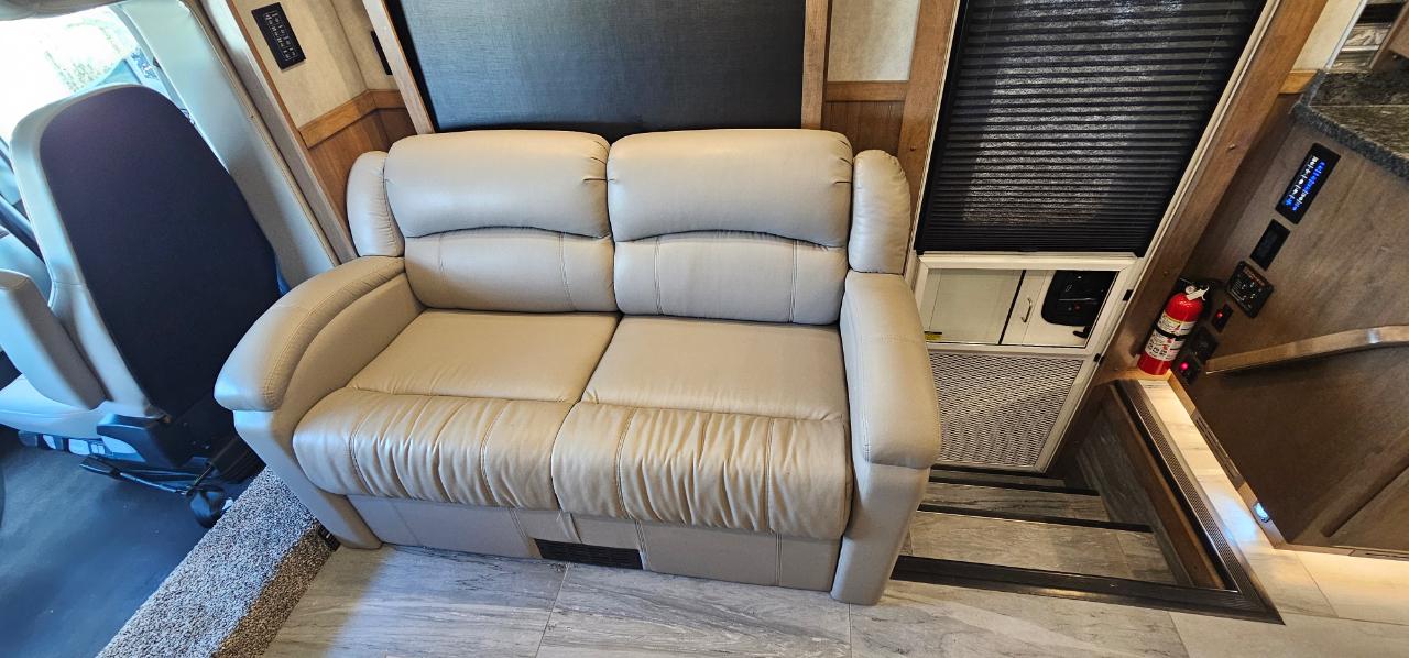 Show Hauler Moterhome  2023