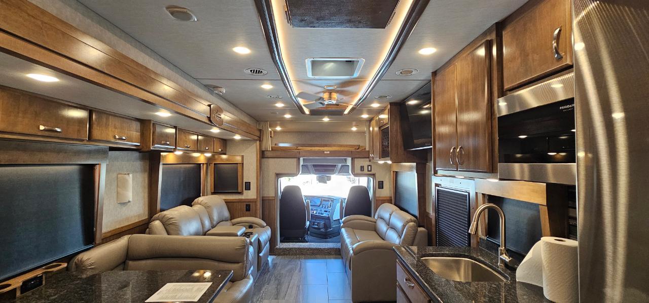 Show Hauler Moterhome  2023