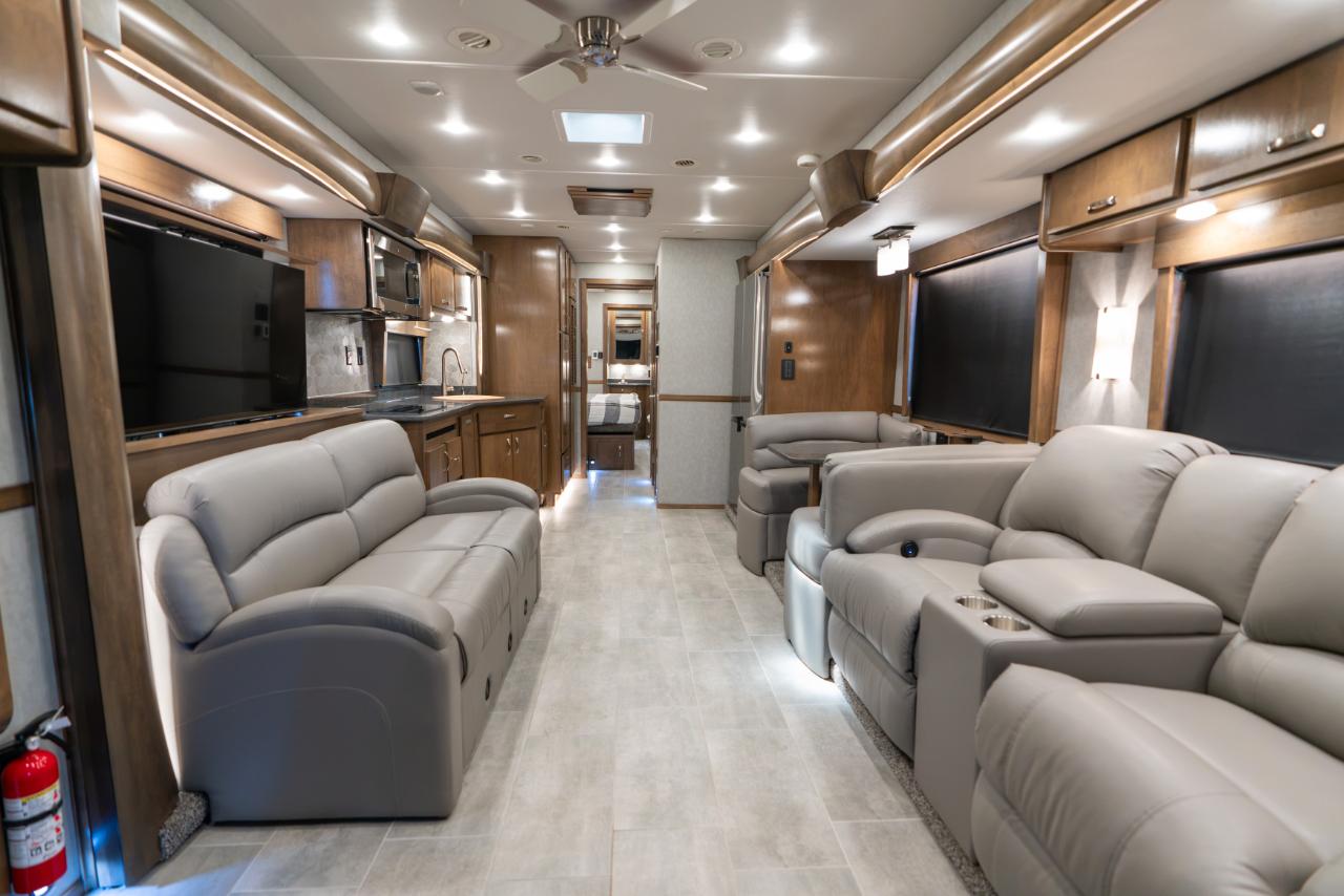 Show Hauler Moterhome  2024
