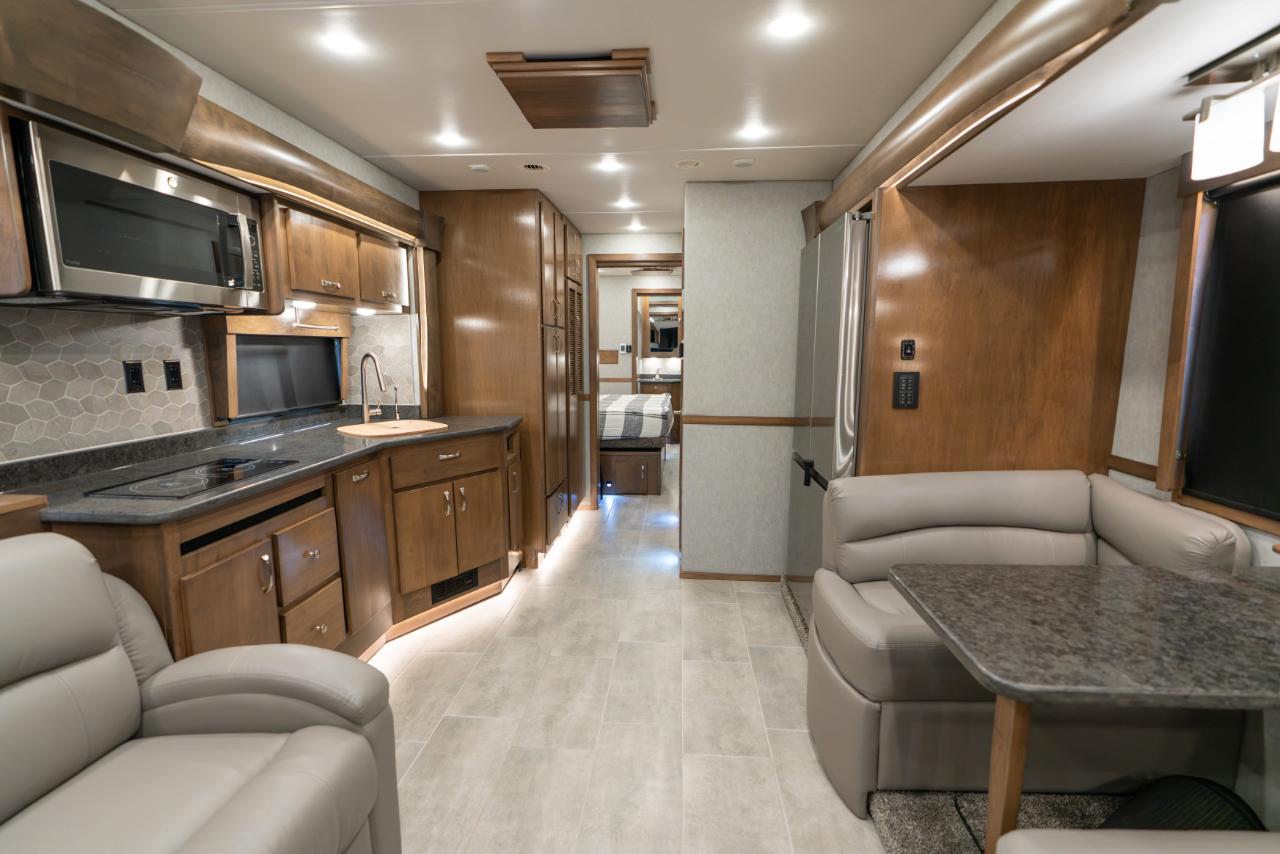 Show Hauler Moterhome  2024