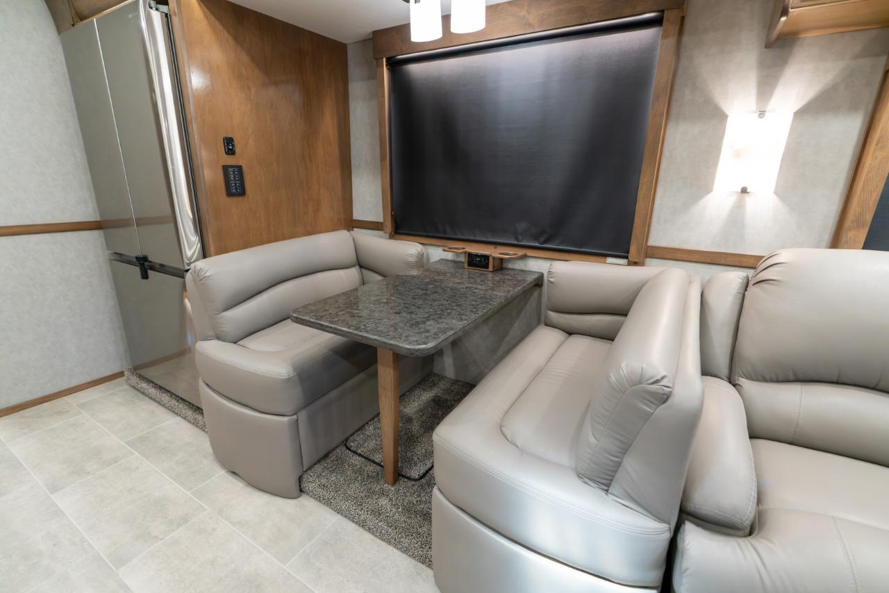 Show Hauler Moterhome  2024