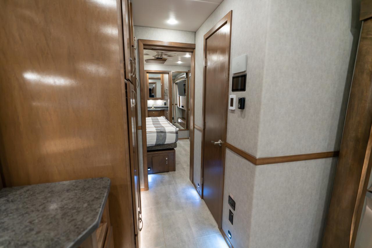 Show Hauler Moterhome  2024