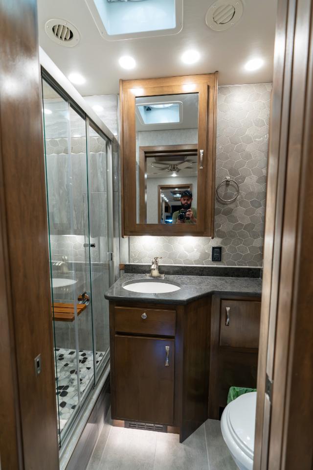 Show Hauler Moterhome  2024