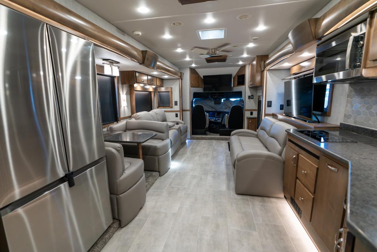 Show Hauler Moterhome  2024