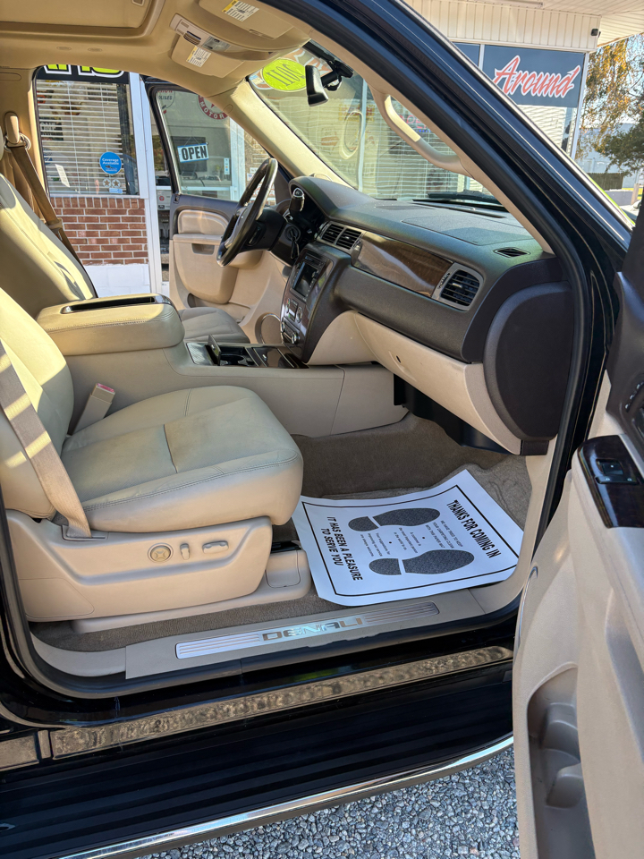 GMC Yukon Denali 4WD 2011 GMC Yukon Denali 4WD 2011
