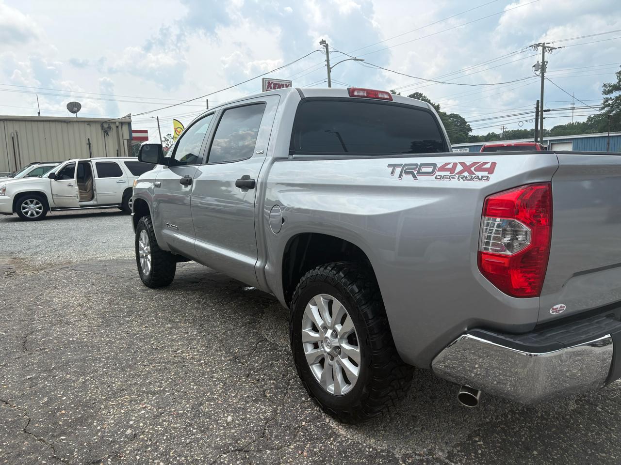 Toyota Tundra 4WD Truck CrewMax 5.7L V8 6-Spd AT SR5 (Natl) 2014