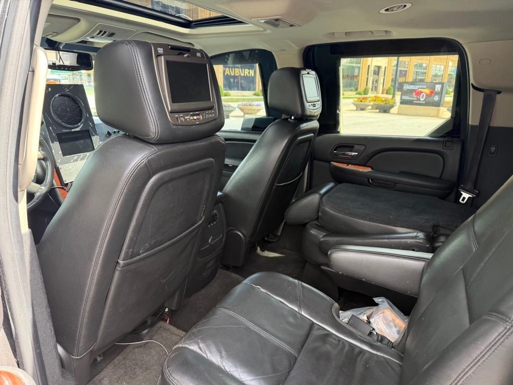 Chevrolet Suburban LT 1500 4WD 2012