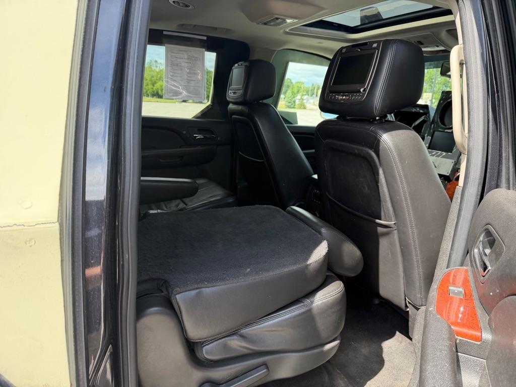Chevrolet Suburban LT 1500 4WD 2012
