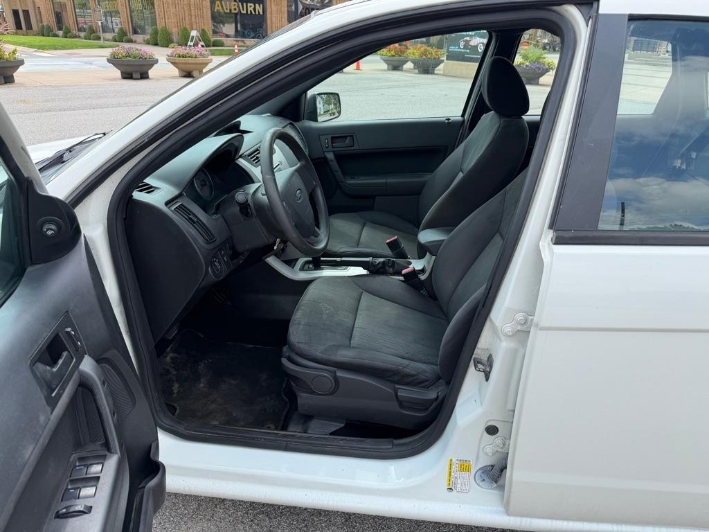 Ford Focus 4dr Sdn SE 2010