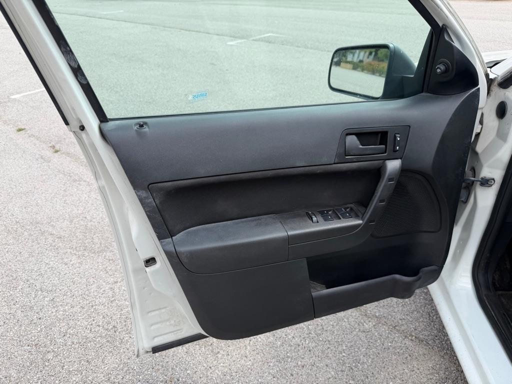 Ford Focus 4dr Sdn SE 2010