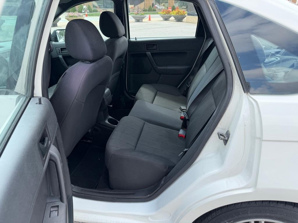Ford Focus 4dr Sdn SE 2010